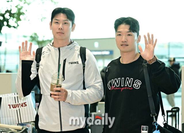 LG 트윈스 홍창기(왼쪽), 박해민이 22일 인천국제공항을 통해 2026시즌 1차 스프링 캠프 참석 차 미국 애리조나로 출국했다./인천공항=한혁승 기자