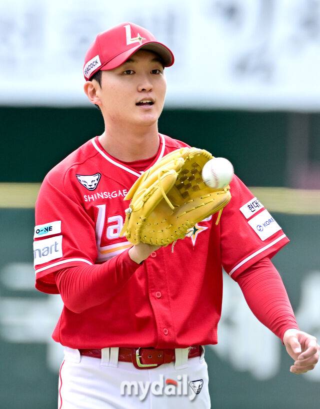2025년 10월 11일 오후 인천 SSG랜더스필드에서 '2025 신한 SOL Bank KBO 포스트시즌' 삼성 라이온즈와 SSG 랜더스의 준플레이오프 2차전이 열렸다. SSG 선발투수 김건우가 투구를 준비하고 있다./마이데일리