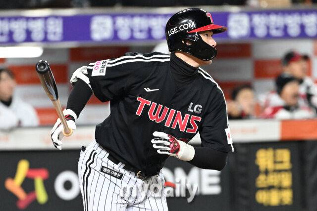 29일 대전 한화생명 볼파크 야구장에서 열린 '2025 신한 SOL 뱅크 KBO 한국시리즈 3차전' LG 트윈스와 한화 이글스 경기.LG 홍창기가 3회초 1사 1루에 타격을 하고 있다./마이데일리