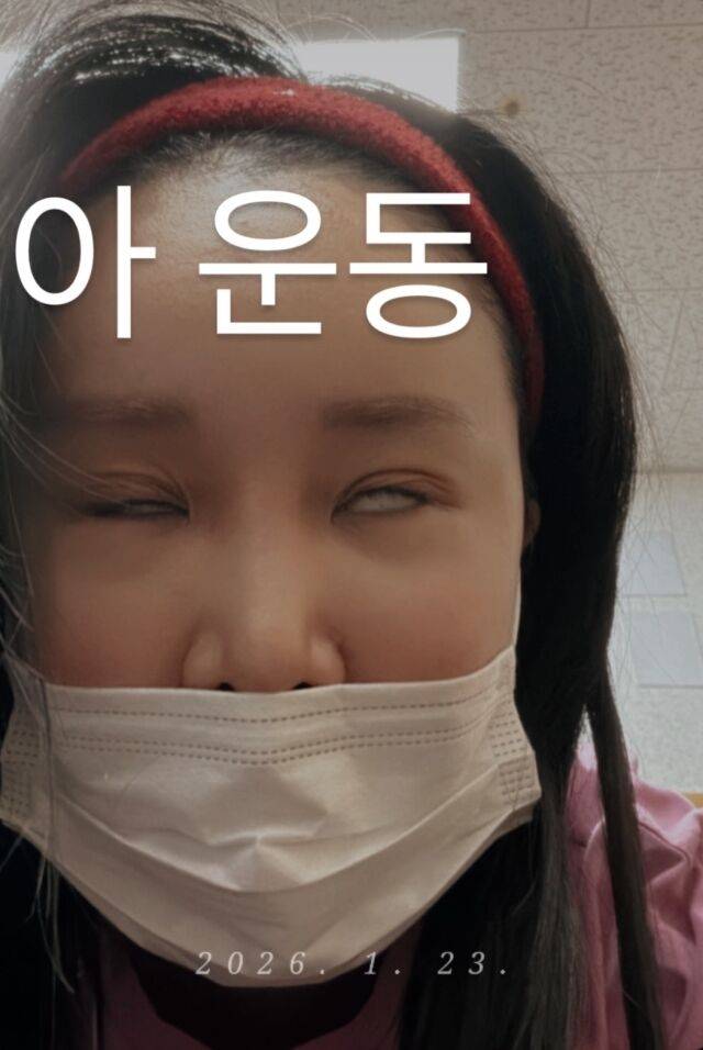 랄랄이 외모를 숨김없이 드러낸 사진을 공개하며 화제를 모았다. / 랄랄 SNS