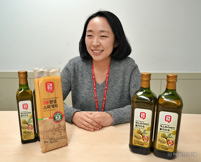 김이경 롯데마트·슈퍼 가공수입팀 책임이 22일 서울 송파구 본사에서 헤럴드경제와 인터뷰를 하고 있다. 김 책임은 지난 1일 출시된 ‘오늘좋은 엑스트라버진 올리브유’를 기획했다. [롯데마트·슈퍼 제공]