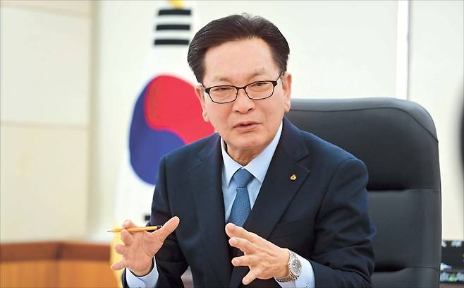 김성은 신임 대한주택건설협회 회장이 21일 서울 여의도 대한주택건설협회에서 헤럴드경제와 인터뷰를 하고 있다. 김 회장은 지방주택시장 활성화를 위해 정부의 과감한 세제·금융 정책을 주문했다.  이상섭 기자