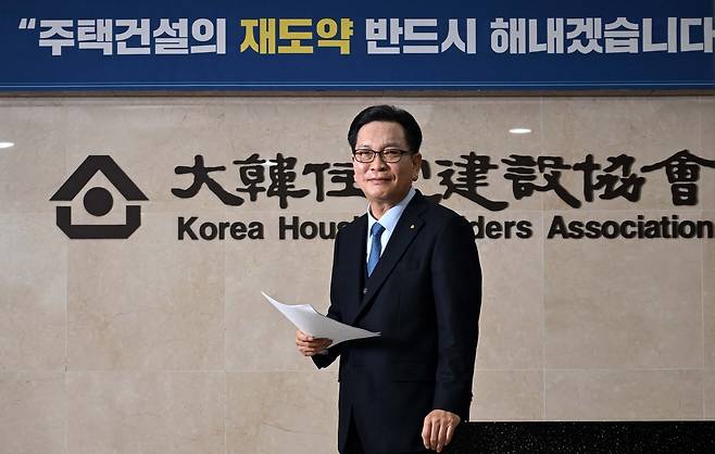 김성은 신임 대한주택건설협회 회장이 21일 서울 여의도 대한주택건설협회에서 헤럴드경제와 인터뷰에 앞서 포즈를 취하고 있다.  이상섭 기자