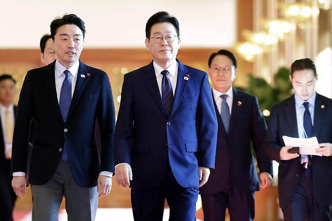 이재명 대통령이 23일 다주택자 양도소득세 중과 유예조치 기간 연장을 전혀 고려하지 않고 있다는 입장을 밝히면서 그 배경에 관심이 쏠리고 있다. 사진은 이재명 대통령이 전날 강훈식 비서실장과 청와대에서 열린 수석보좌관회의 참석을 위해 회의실로 향하고 있는 모습.  [연합]