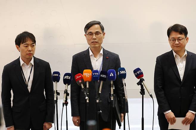 캄보디아 한국인 스캠조직의 대규모 강제송환이 이뤄진 23일 인천국제공항에서 유승렬 경찰청 수사기획조정관(가운데)이 브리핑하고 있다. [연합]