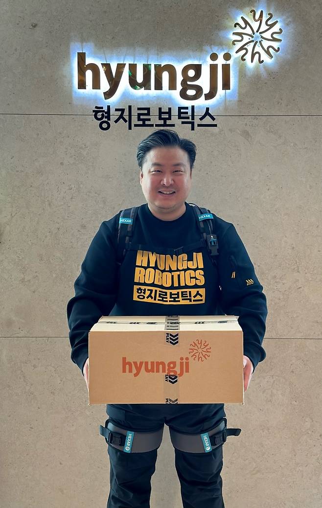 최준호 형지엘리트 대표이사가 헥사휴먼케어의 근력 보조 웨어러블 로봇을 착용한 모습. [현지엘리트 제공]