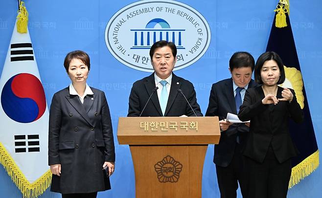 친명계로 분류되는 황명선 더불어민주당 최고위원이 23일 오후 서울 여의도 국회 소통관에서 정청래 대표의 조국혁신당 합당 제안과 관련해 입장을 밝히고 있다.  이상섭 기자