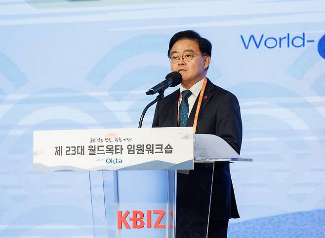 진교훈 강서구청장이 마이크 앞에서 발표를 하고 있는 사진이다. 탁상에는 ‘제23차 월드옥타 임원 워크숍’이라는 텍스트가 적혀 있다.
