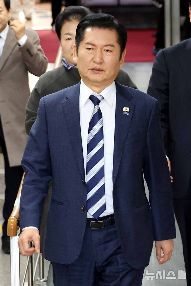 [서울=뉴시스] 조성봉 기자 = 정청래 더불어민주당 대표가 22일 오전 서울 여의도 국회에서 열린 비공개 정책의원총회에 참석하고 있다. 2026.01.22. suncho21@newsis.com