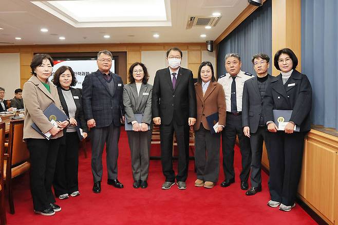 [창원=뉴시스] 강경국 기자 = 장금용 경남 창원시장 권한대행이 23일 2025년 하반기 지방재정 적극집행 우수 부서에 선정된 직원들과 기념촬영을 하고 있다. (사진=창원시청 제공). 2026.01.23. photo@newsis.com *재판매 및 DB 금지