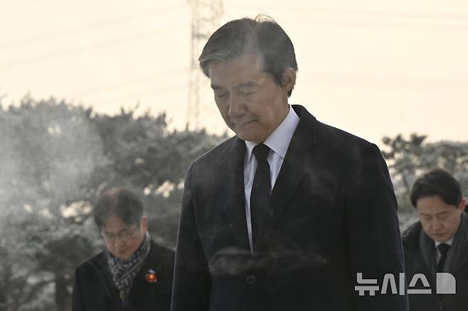 [광주=뉴시스] 박기웅 기자 = 조국 조국혁신당 대표가 23일 오전 광주 북구 운정동 국립5·18민주묘지를 찾아 추모탑 앞에서 분향하고 있다. 이날 참배를 마친 조 대표는 방명록에 '오직 국민만 바라보고, 국민 뜻만 따르겠습니다'라고 적었다. 2026.01.23. pboxer@newsis.com
