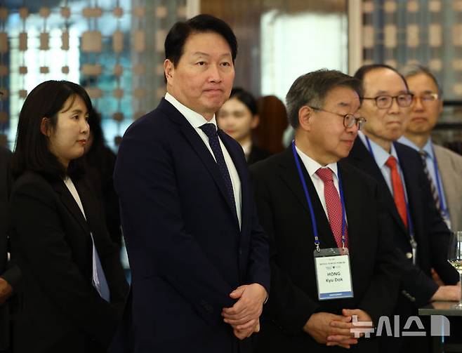 [서울=뉴시스] 황준선 기자 = 최태원 SK그룹 회장이 16일 오후 서울 중구 웨스틴 조선호텔에서 열린 제16차 서울-도쿄포럼에 참석해 있다. 2026.01.16. hwang@newsis.com