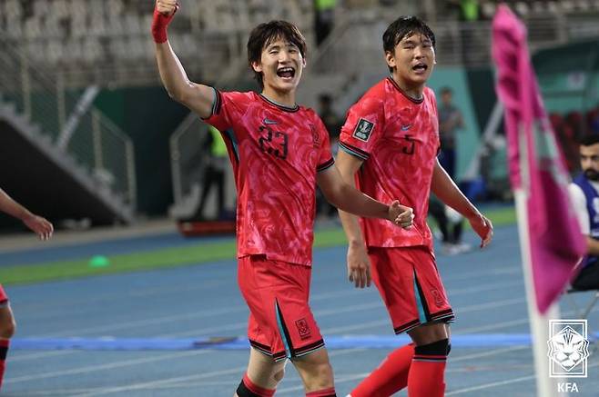 [서울=뉴시스] U-23 축구대표팀 신민하가 18일(한국시간) 사우디아라비아 제다 킹 압둘라 스포츠 시티에서 열린 2026 아시아축구연맹(AFC) U-23 아시안컵 8강전 대한민국 vs 호주 경기에서 헤더 결승골을 성공시키며 세레머니를 하고 있다. (사진=대한축구협회 제공) 2026.01.18. photo@newsis.com *재판매 및 DB 금지