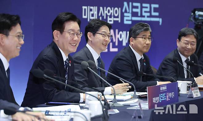 [울산=뉴시스] 최동준 기자 = 이재명 대통령이 23일 울산전시컨벤션센터에서 열린 '울산의 마음을 듣다' 타운홀 미팅에서 발언하며 미소를 짓고 있다. (청와대통신사진기자단) 2026.01.23. photocdj@newsis.com