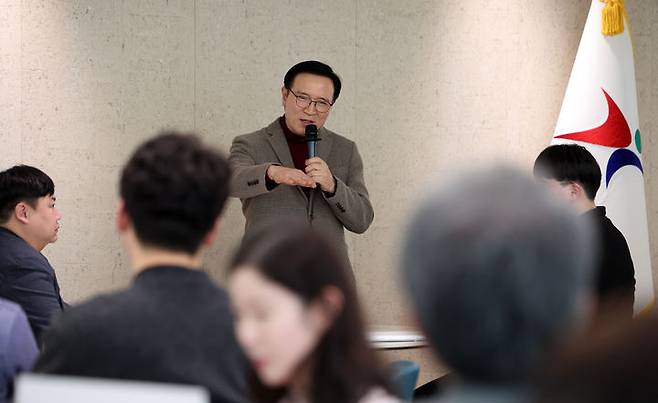 [수원=뉴시스] 14일 경기 수원시 영통구 경기도교육청 남부청사에서 열린 출입기자단 간담회에서 임태희 경기도교육감이 기자들의 질의에 입장을 밝히고 있다. (사진=경기도교육청 제공) 2026.01.14. photo@newsis.com *재판매 및 DB 금지