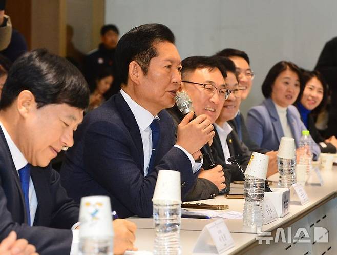 [진천=뉴시스] 서주영 기자 = 23일 충북 진천국가대표선수촌에서 열린 더불어민주당·국가대표지도자 간담회에서 정청래대표가 발언하고 있다. 2026.01.23. juyeong@newsis.com