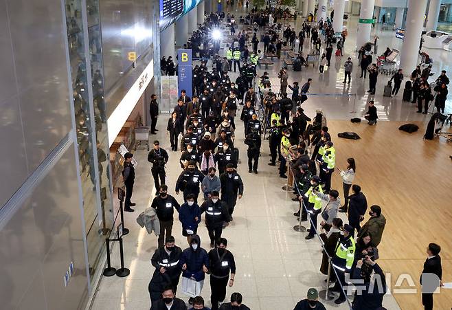 [인천공항=뉴시스] 김진아 기자 = 한국 국적 캄보디아 스캠조직 피의자들이 23일 오전 인천국제공항 제2터미널을 통해 강제 송환되고 있다.  초국가범죄 특별대응 TF는 캄보디아를 거점으로 우리 국민 869명에게 약 486억원을 편취한 한국 국적 피의자 73명을 강제 송환했다. 2026.01.23. bluesoda@newsis.com