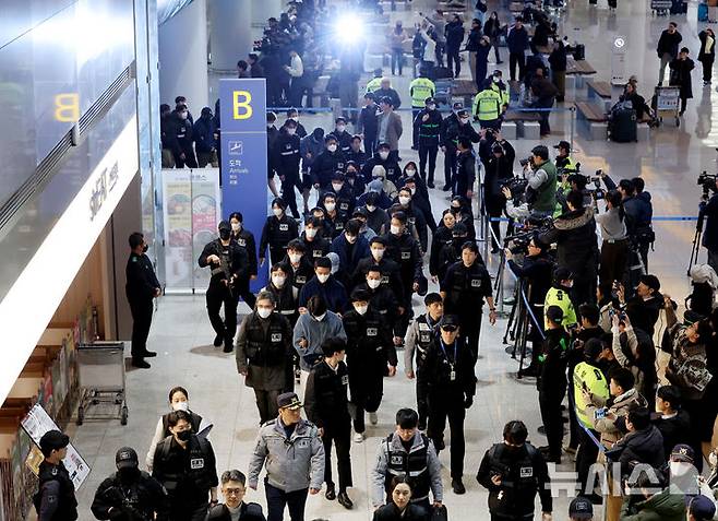 [인천공항=뉴시스] 김진아 기자 = 한국 국적 캄보디아 스캠조직 피의자들이 23일 오전 인천국제공항 제2터미널을 통해 강제 송환되고 있다.  초국가범죄 특별대응 TF는 캄보디아를 거점으로 우리 국민 869명에게 약 486억원을 편취한 한국 국적 피의자 73명을 강제 송환했다. 2026.01.23. bluesoda@newsis.com