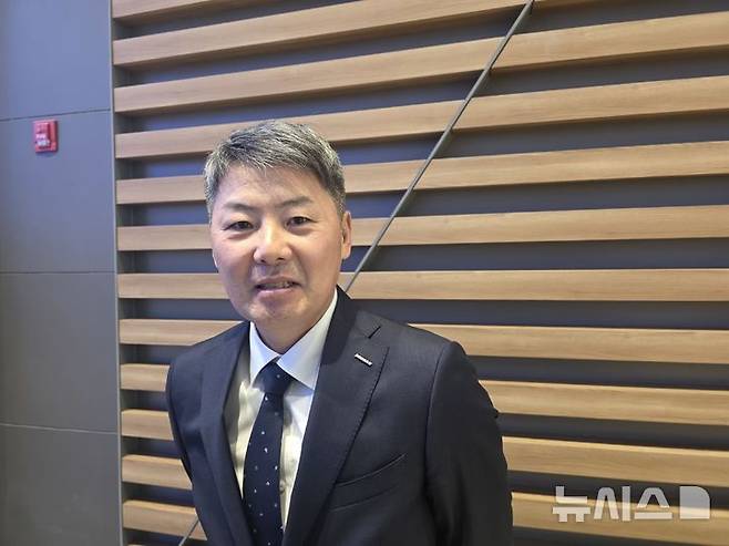 [인천공항=뉴시스] 김희준 기자 = 김원형 두산 베어스 감독이 23일 인천공항을 통해 1차 전지훈련지인 호주 시드니로 출국하기 전 취재진과 인터뷰를 하고 있다. 2026.01.23jinxijun@newsis.com