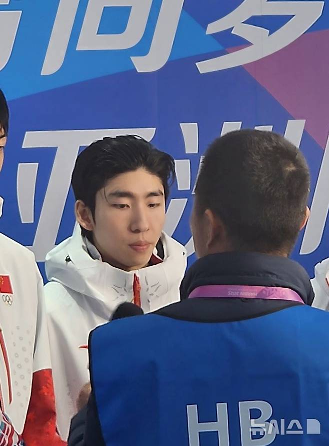 [하얼빈=뉴시스] 김희준 기자 = 한국 국가대표 출신으로 중국 귀화를 택한 린샤오쥔(한국명 임효준)이 9일 중국 하얼빈 헤이룽장 빙상훈련센터 다목적홀에서 열린 2025 하얼빈 동계아시안게임 쇼트트랙 경기를 마치고 중국 방송사와 인터뷰하고 있다. 2025.02.09jinxijun@newsis.com