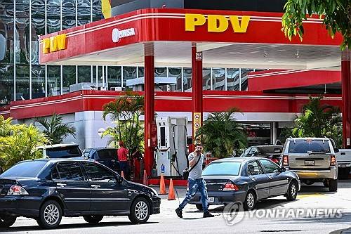 21일(현지시간) 베네수엘라 PDVSA 주유소 앞 차량 대기 행렬 [카라카스 AFP=연합뉴스 제공]