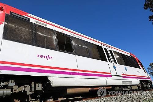 22일 크레인과 부딪힌 통근 열차 [로이터 연합뉴스 제공]