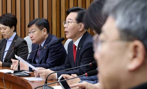 발언하는 송언석 원내대표 발언하는 송언석 원내대표     (서울=연합뉴스) 이동해 기자 = 국민의힘 송언석 원내대표가 23일 국회에서 열린 원내대책회의에서 모두발언을 하고 있다. 2026.1.23     eastsea@yna.co.kr (끝)   <저작권자(c) 연합뉴스, 무단 전재-재배포, AI 학습 및 활용 금지>