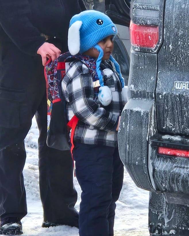 미국 이민세관단속국 요원들에게 연행되는 5살 아이 [AP / 알리 다니엘스]
