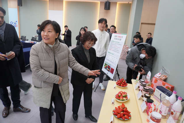 송미령 농식품부 장관(맨 앞)이 논산시농협조합공동사업법인을 찾아 딸기를 이용한 다양한 가공 제품을 살펴보고 있다.