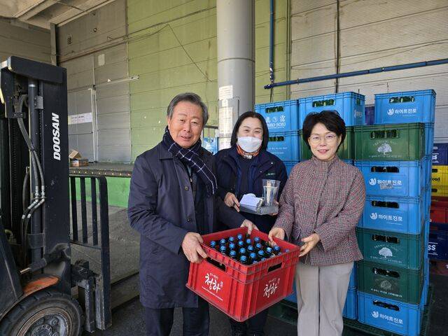 최원규 강원 속초농협 조합장(왼쪽)이 하나로마트 엑스포점에 마련된 빈병 검수장에서 직원들과 함께 회수된 빈병의 상태를 점검하고 있다.