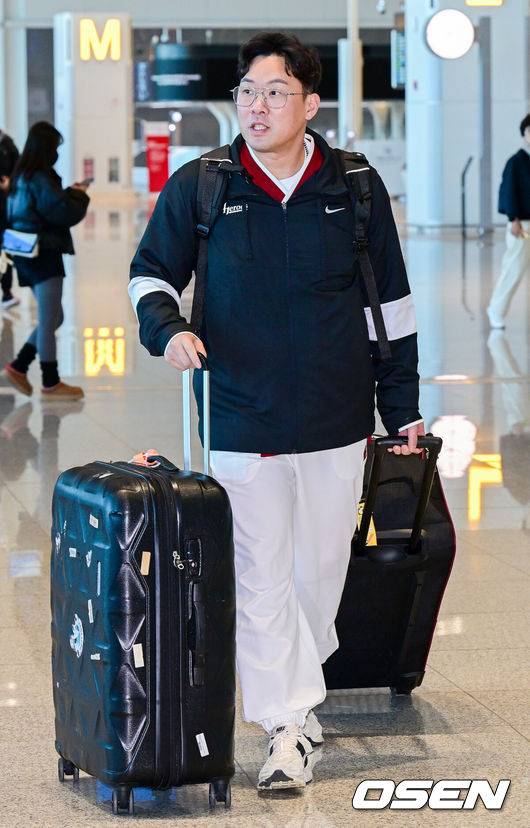 [OSEN=인천공항, 최규한 기자] 프로야구 키움 히어로즈가 2026 시즌을 준비하기 위해 22일 오전 대만 가오슝으로 출국했다.키움은 22일부터 3월 7일까지 총 45일간 대만 가오슝에서 2026시즌을 위한 스프링캠프에 돌입한다. 이번 캠프에는 설종진 감독을 포함한 코칭스태프 12명과 선수 48명 등 총 60명이 참가한다.키움 안치홍을 비롯한 선수들이 출국장에 들어서고 있다. 2026.01.22 / dreamer@osen.co.kr