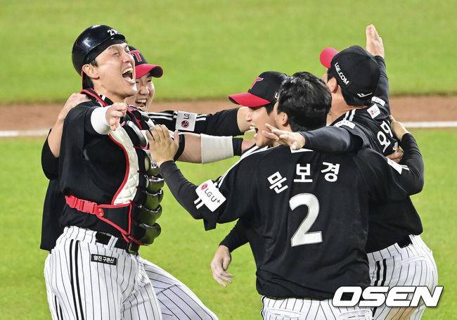 [OSEN=대전, 박준형 기자]  이변은 없었다. 2025시즌 우승팀은 무적 LG 트윈스다.&nbsp;프로야구 LG 트윈스는 31일 대전 한화생명볼파크에서 열린 2025 신한 SOL뱅크 KBO 한국시리즈(7전 4선승제) 한화 이글스와의 5차전에서 4-1로 승리했다.통합우승 후 LG 박동원과 유영찬, 오지환, 문보경, 구본혁이 환호하고 있다.  2025.10.31 / soul1014@osen.co.kr