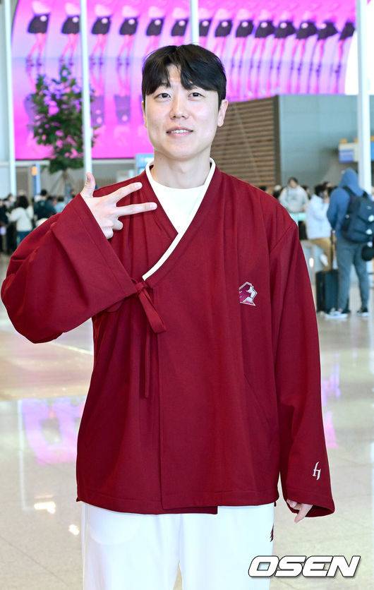 [OSEN=인천공항, 최규한 기자] 프로야구 키움 히어로즈가 2026 시즌을 준비하기 위해 22일 오전 대만 가오슝으로 출국했다.키움은 22일부터 3월 7일까지 총 45일간 대만 가오슝에서 2026시즌을 위한 스프링캠프에 돌입한다. 이번 캠프에는 설종진 감독을 포함한 코칭스태프 12명과 선수 48명 등 총 60명이 참가한다.키움 박진형이 포즈를 취하고 있다. 2026.01.22 / dreamer@osen.co.kr