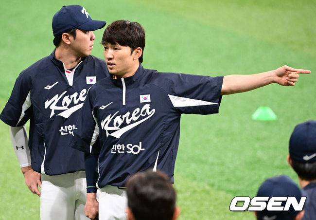 [OSEN=고척, 조은정 기자]류지현 감독이 이끄는 야구 대표팀이 7일 고척스카이돔에서 훈련을 진행했다. 대표팀은 오는&nbsp;8일과 9일&nbsp;고척스카이돔에서 열리는 2025 K-베이스볼 시리즈 체코 대표팀과의 2경기를 시작으로&nbsp;15일과 16일 양일에 걸쳐 도쿄돔에서 일본 대표팀과 2경기를 치른다.&nbsp;야구 대표팀 박해민이 미팅을 주도하고 있다. 2025.11.07 /cej@osen.co.kr