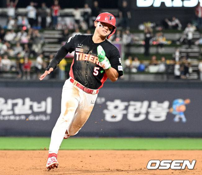 [OSEN=수원, 이대선 기자] 22일 오후 수원 KT위즈파크에서 2025 신한 SOL Bank KBO리그 KT 위즈와 KIA 타이거즈의 경기가 열렸다. KT는 쿠에바스, KIA는 양현종을 선발투수로 내세웠다9회말 2사 1루에서 KIA 최형우의 적시타 때 1루주자 김도영이 3루로 쇄도하고 있다. 2025.05.22 /sunday@osen.co.kr