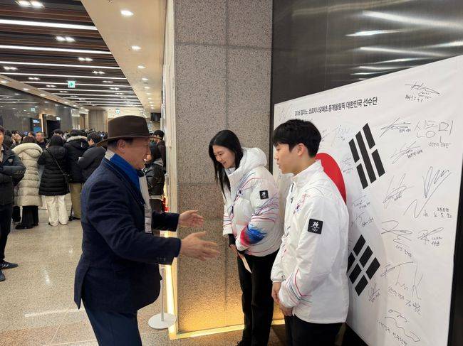서울특별시체육회는 “오는&nbsp;2월 개최되는&nbsp;‘제25회 밀라노·코르티나담페초 동계올림픽’에 출전하는 서울특별시 소속 국가대표 선수단을 격려하는 행사를&nbsp;22일&nbsp;올림픽파크텔 올림피아홀에서 가졌다”고 밝혔다. / 서울특별시체육회