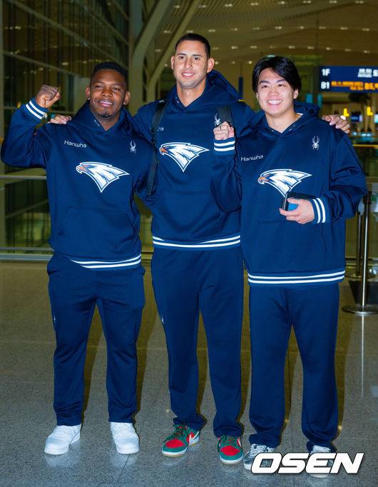 [OSEN=인천공항, 민경훈 기자] 프로야구 한화 이글스가 2026 시즌을 준비하기 위해 23일 오전 인천공항을 통해 호주 멜버른으로 1차 스프링캠프를 떠났다.김경문 감독이 이끄는 한화 선수단은 코치진 17명, 선수 46명을 합해 63명으로 1차 스프링캠프 명단을 꾸렸다.한화 페라자, 에르난데스, 왕옌청이 출국길에 오르고 있다. 2026.01.23 / rumi@osen.co.kr