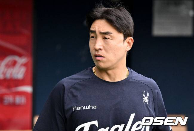 [OSEN=잠실, 조은정 기자]8일 오후 서울 잠실구장에서 ‘2025 신한 SOL Bank KBO리그’ LG 트윈스와 한화 이글스의 경기가 열린다.LG는 임찬규, 한화는 류현진을 선발로 내세웠다.한화 손아섭이 훈련에 나서고 있다. 2025.08.08 /cej@osen.co.kr