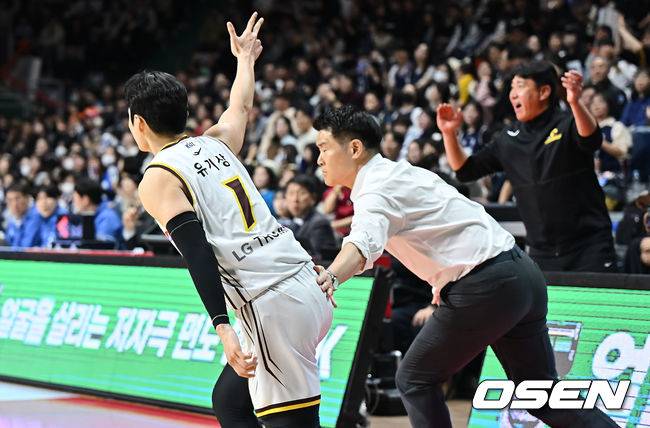 [OSEN=부산, 이석우 기자] 23일 부산 사직체육관에서 2025-2026 LG전자 프로농구 부산 KCC와 창원 LG의 경기가 열렸다.허웅·송교창이 복귀한 KCC가 타마요·양홍석 이탈로 전력 공백이 생긴 LG를 상대로 길었던 LG전 10연패 탈출을 노린다.창원 LG 유기상이 3점슛을 성공시키고 조상현 감독의 축하를 받으며 세리머니를 하고 있다. 2026.01.23 / foto0307@osen.co.kr