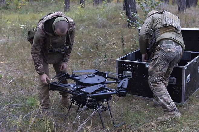 우크라이나군 장병들이 회전익 드론을 띄울 준비를 하고 있다. 세계일보 자료사진