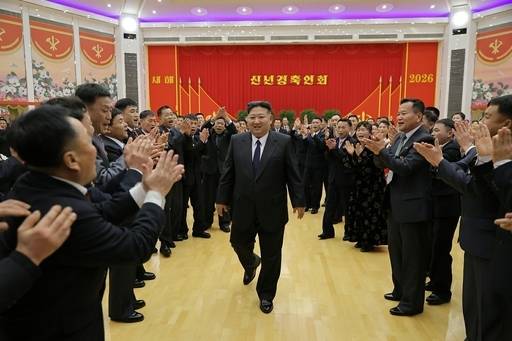 김정은 북한 국무위원장이 2026년 새해를 맞아 나라를 위해 힘쓴 국가유공자들을 위한 신년 경축 연회에 지난 1일 참석해 이들을 격려했다. 평양 노동신문·뉴스1