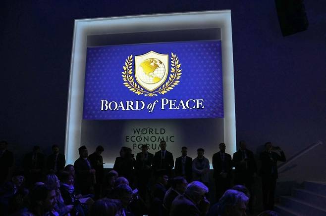 지난 22일 다보스에서 열린 세계경제포럼(WEF) 연례 회의에서 공개된 평화위원회 로고. AFP 연합뉴스