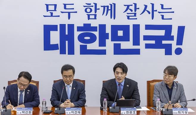 더불어민주당 정치검찰 ‘조작기소대응TF’ 단장인 한준호(오른쪽 두 번째) 의원이 지난해 7월 국회에서 열린 TF 2차 회의에서 발언하는 모습. 2025.7.23 연합뉴스