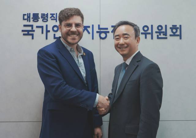 (왼쪽)벤 만 엔트로픽 공동창업가 지난해 11월 5일 임문영 국가인공지능전략위원회 부위원장과 면담하기 전 사진촬영을 하고 있다. 사진제공=과학기술정보통신부