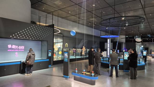 22일 대전 유성구 국립중앙과학관의 신규 전시관 ‘피직스랩’에서 방문객과 관계자들이 전시물을 살펴보고 있다. 김윤수 기자
