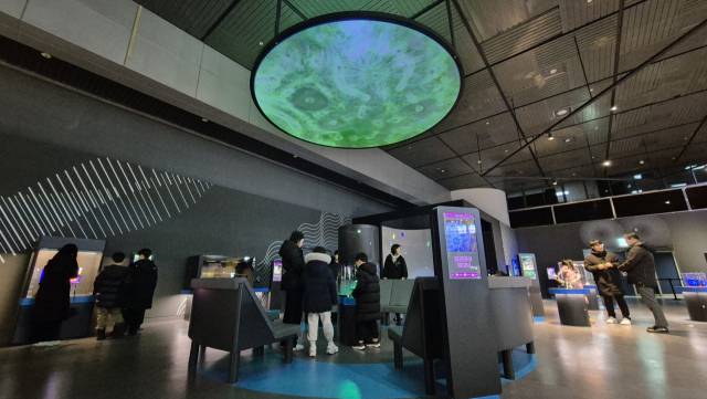 22일 대전 유성구 국립중앙과학관의 신규 전시관 ‘피직스랩’ 전시물 ‘패러데이 웨이브’. 김윤수 기자