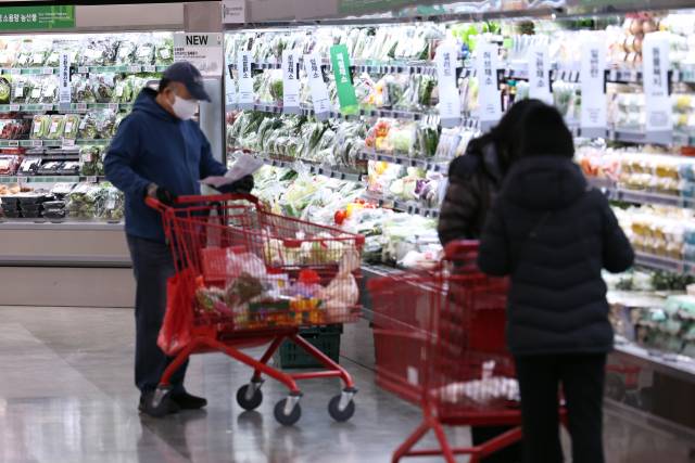 20일 서울 시내의 한 대형마트에서 시민들이 장을 보고 있다. 뉴스1