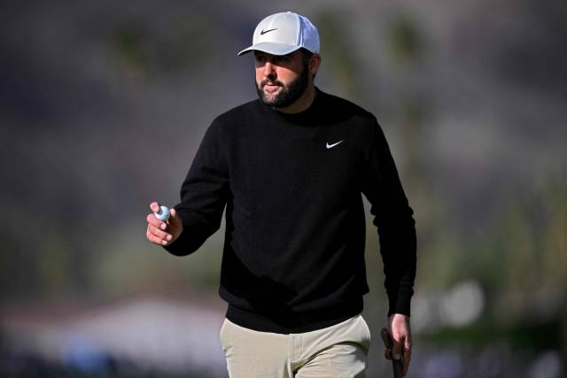 퍼팅을 마친 뒤 갤러리에게 인사하고 있는 셰플러. 사진 제공=AFP연합뉴스