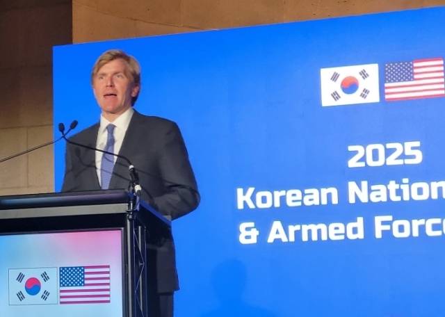 앨버리지 콜비 미 국방부(전쟁부) 차관이 미국 워싱턴DC 앤드루 멜론 오디토리움에서 주미한국대사관의 국경일 리셉션에서 축사를 하고 있다. 연합뉴스