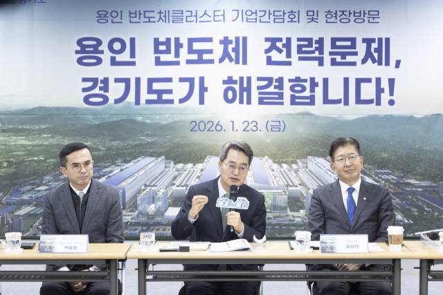 김동연 경기도지사가 23일 오전 제29번째 민생경제 현장투어 ‘달달버스’ 일정으로 용인시 처인구 원삼면 일원에 조성 중인 용인 반도체클러스터 일반산업단지 현장을 찾아 대화를 나누고 있다. 사진 제공 = 경기도